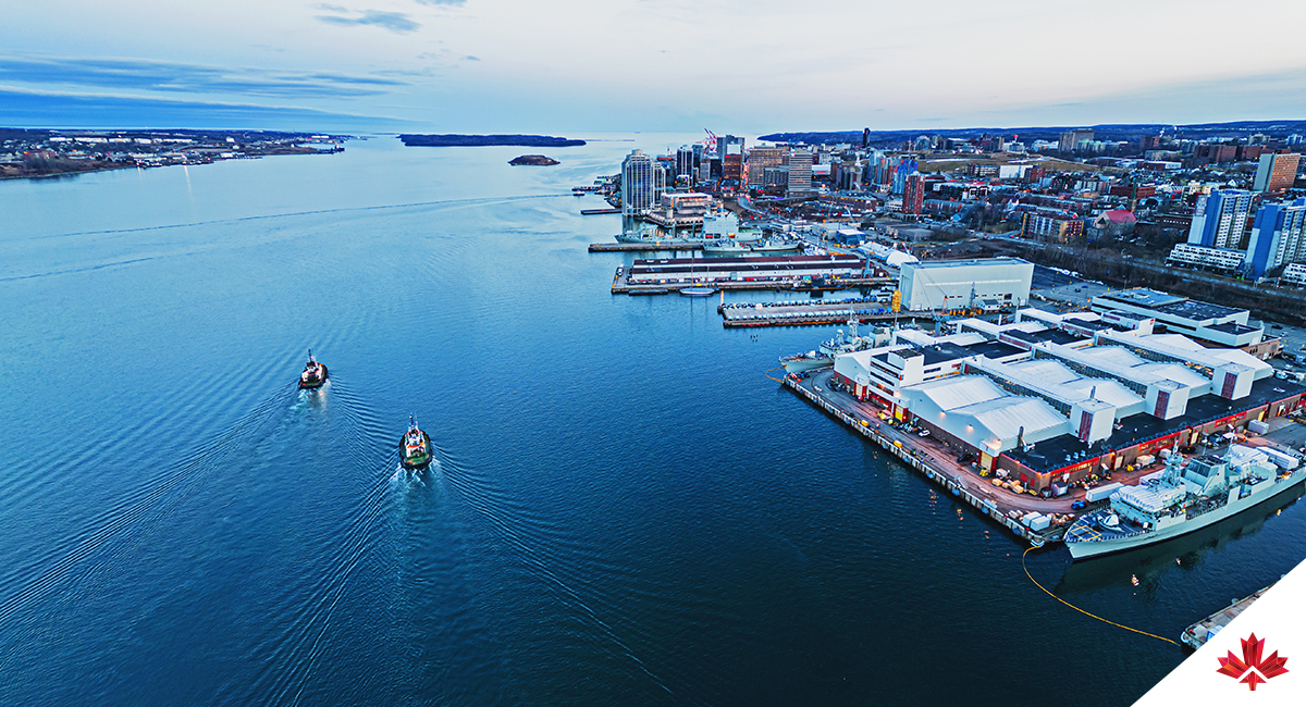 Vue aérienne d'une paire de remorqueurs dans le port d’Halifax. 