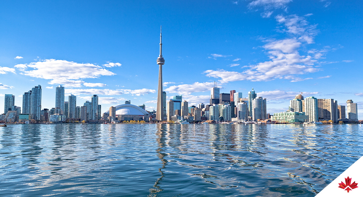 Vue du centre-ville de Toronto depuis l'eau, avec la Tour CN au centre.