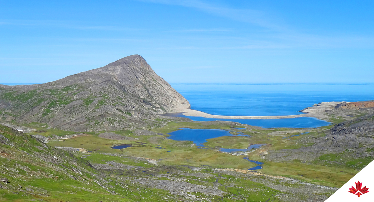 Vue panoramique des montagnes rocheuses et de l’océan au Labrador, au Canada