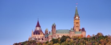 Vue du centre-ville d'Ottawa et de la colline du Parlement. 